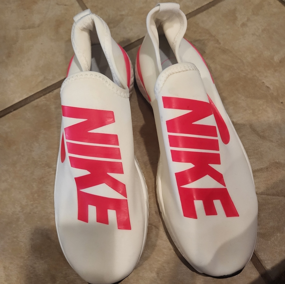 Nike tennis shoes never worn
